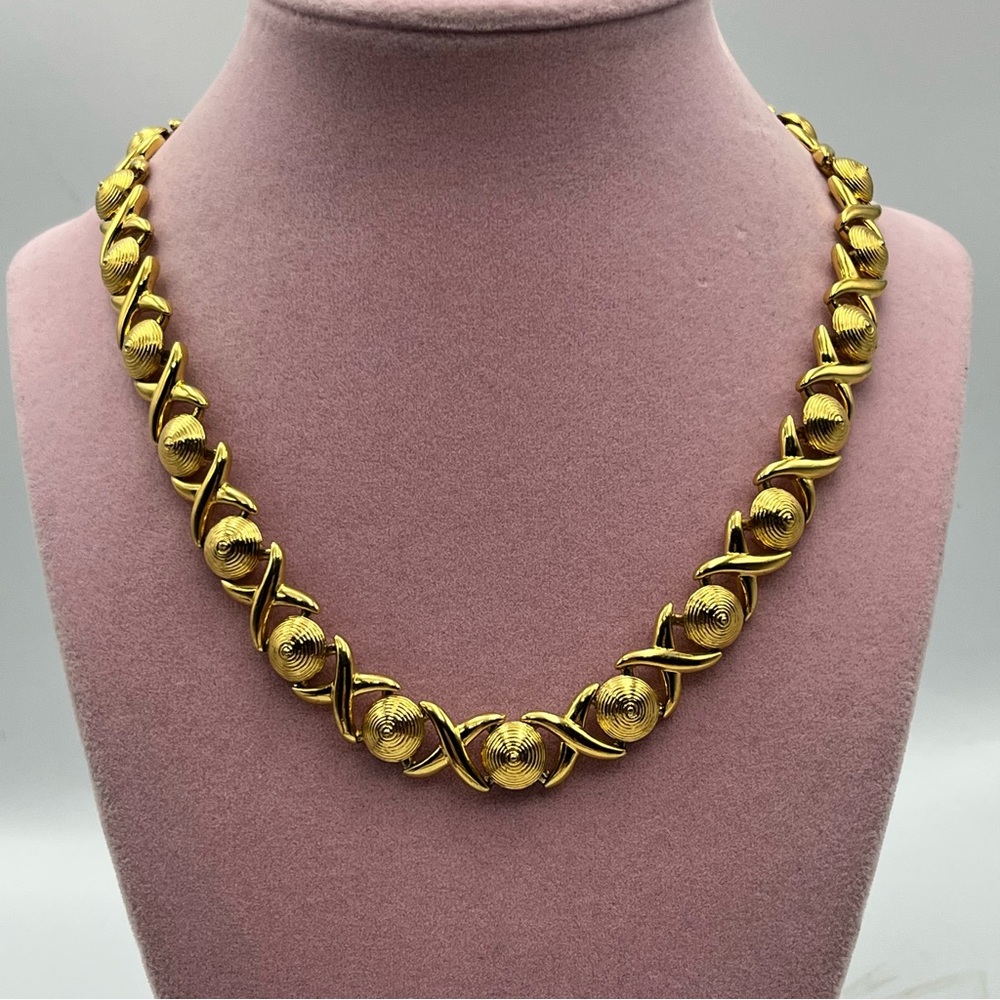 Vintage 1960s pat pending Napier Gold tone heavy Textured Women's Necklace